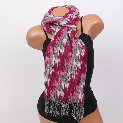Дамски шал в розово, бяло и сиво с ефектен десен
