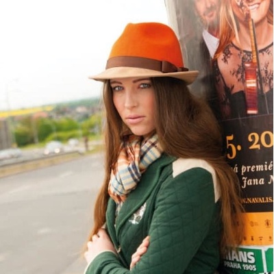Dvoubarevný vlněný klobouk zdobený stuhou oranžová/béžová