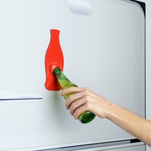 Magnetický otvarák na chladničku BALVI Soda, červený 26838