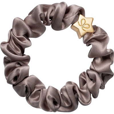 By Eloise London Gold Star Silk Scrunchie farba Iced Latte