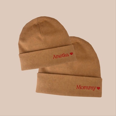 Jarní čepička s potiskem MOMMY a JMÉNEM DÍTĚTE čepičky Hnědá Varianta Červený potisk