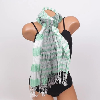 Дамски шал на трицветно райе в бяло, сиво и зелено