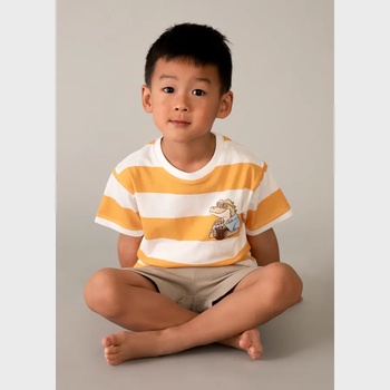 Mayoral Комплект раирана тениска в оранжево и бяло и бежови къси панталони за мини момче Mayoral