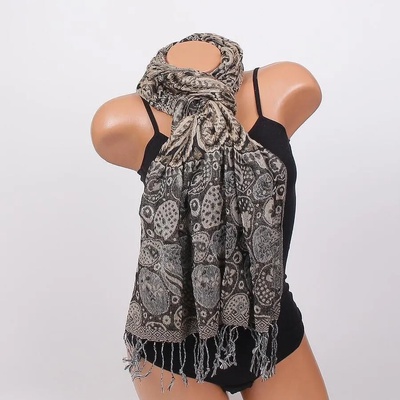 Дамски шал в бежово и черно с ефектни орнаменти