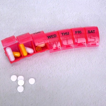 Image 1 of 7 дневен червен органайзер за хапчета, лекарства, витамини