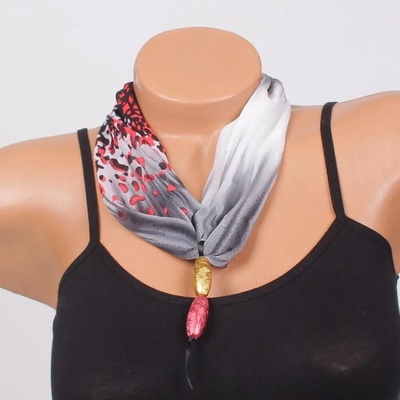 Ефектно фишу-колие в бяло, черно и червено с висулки