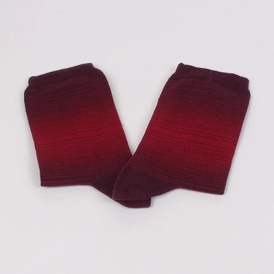 Детски чорапи в два нюанса червено с раиран десен