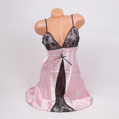 Сатенена нощница в розово с черна дантела на цветя