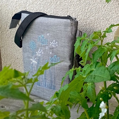 Joan Atelier ŠedoHáta crossbody taštička strojová výšivka modrá