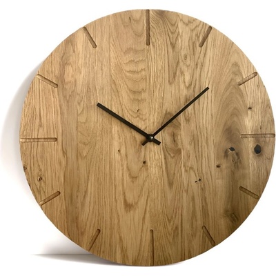 Karls Design Dubové hodiny Art 50 cm biela gravírovanie