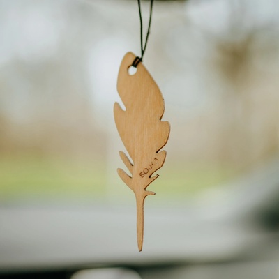 SOJKA Dřevěná vůně do auta - Holubí pírko