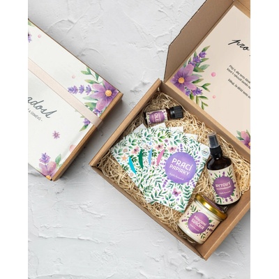 EcoHaus Dárkový balíček "Základy aromaterapie" Mix pracích papírků 25 praní 1 ks + esenciální olej 10 ml + bytový rozprašovač 100 ml + přírodní svíčka 1 ks