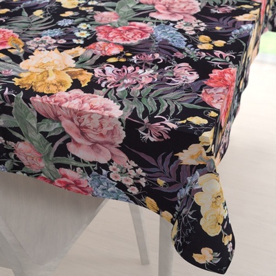 Biante Zamatový obdĺžnikový obrus Tamara TMR-019 Záhradné kvety na čiernom 50x100 cm