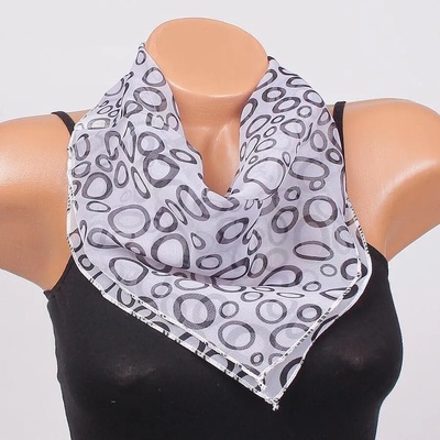 Ефирно фишу в бяло с кръгове