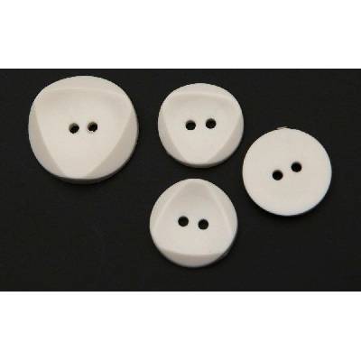 Dierkový gombík - zdobenie trojuholníkom - lomená biela - priemer 1,6cm