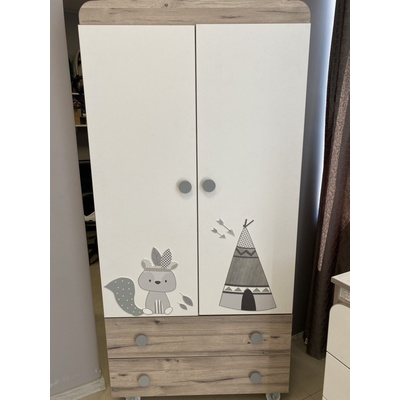 Дейзи Н БЕБЕШКИ И ДЕТСКИ ГАРДЕРОБ ЛИВИО С АПЛИКАЦИЯ ИНДИАНЕЦ БЯЛ+СЕВЕРЕН ДЪБ