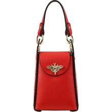 Malá červená imidžová kožená kabelka do ruky s brošňou