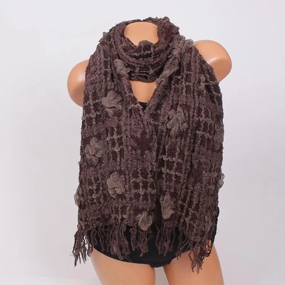 Тъмно кафяв шал с цветя и ресни