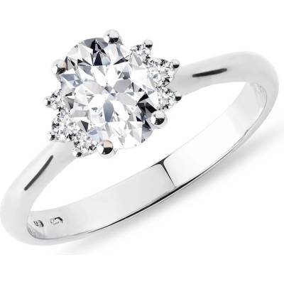 Klenota Zásnubní prsten s oválným diamantem v bílém zlatě k0855012