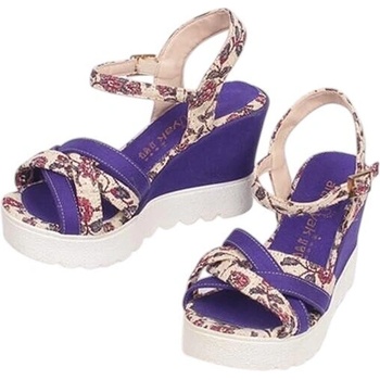 Сандали в лилаво и цветя с висока платформа