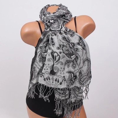 Зимен шал в бяло и черно с флорални мотиви и орнаменти