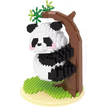 Wise Hawk Panda na stromě