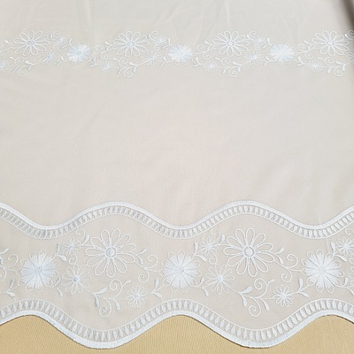 Vyšívaná záclona V 325 KVĚTINKA bílá 145 cm