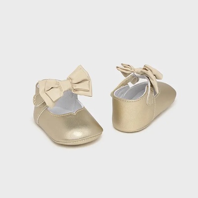 Mayoral Пантофки панделка в цвят шампанско за новородено момиче Mayoral