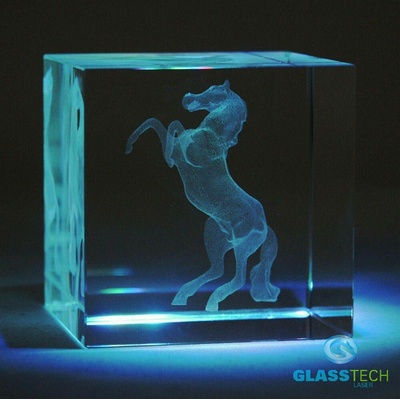 3D kůň ve skleněné krychli 60 mm