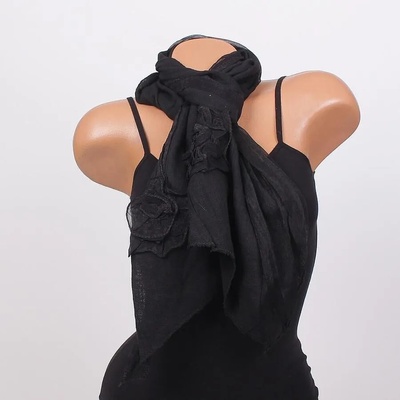 Дамски шал в черно с цвете