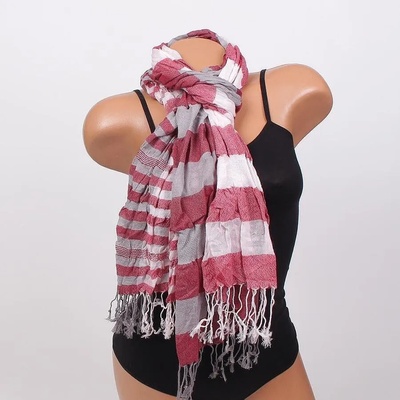 Дамски шал на райе в сиво, тъмнорозово и бяло с ресни