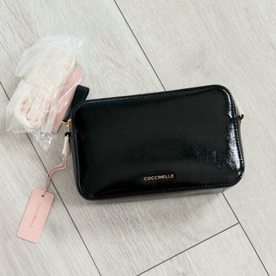 Coccinelle crossbody s retiazkou čierna