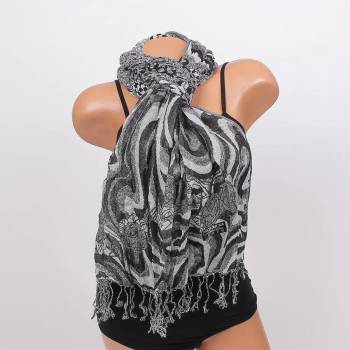 Image 1 of Дамски топъл шал в черно и бяло с рози