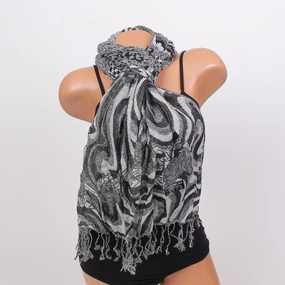 Дамски топъл шал в черно и бяло с рози