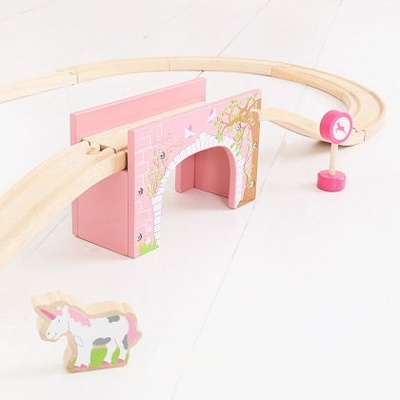 Bigjigs Toys - Дървен тухлен мост с релси и аксесоари - Розов (BJT239)