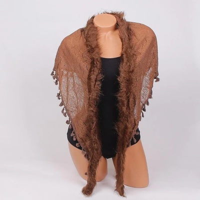 Триъгълен шал в кафяво с пухче и пискюли