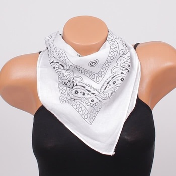 Кърпа в бял цвят с черни елементи