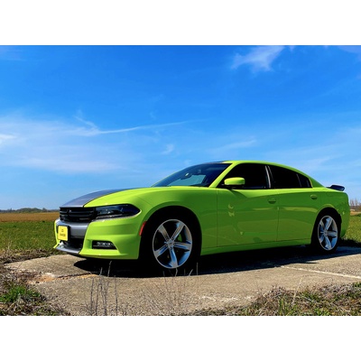 Jízda v Dodge Charger na letištní dráze pro teenagery