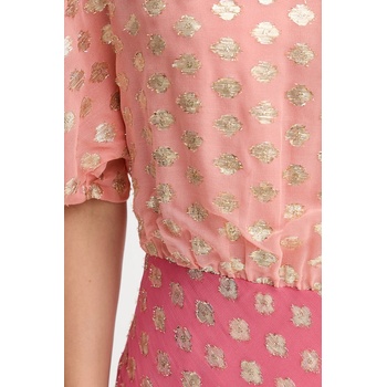 Never Fully Dressed Рокля Never Fully Dressed в розово дълга със стандартна кройка NFDDR2090 (NFDDR2090)