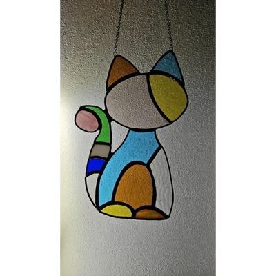 Kočičí elegance – závěsná vitráž na okno, ruční výroba, Tiffany technika, motiv pro milovníky koček (21×13 cm)