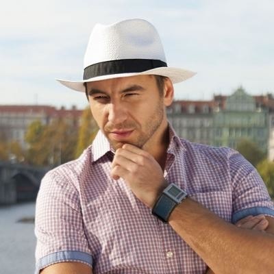 Karpet pánsky klobúk z papieru zdobený rypsovou stuhou
