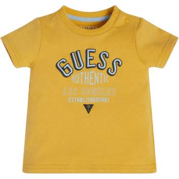 GUESS Памучна тениска за бебе момче с къс ръкав в жълто с надпис Guess