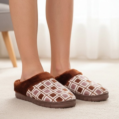 Мъжки пантофи с пух в кафяво и бяло на квадратчета