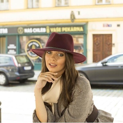 Dámský vlněný klobouk pánského stylu zdobený řetízkem vínová