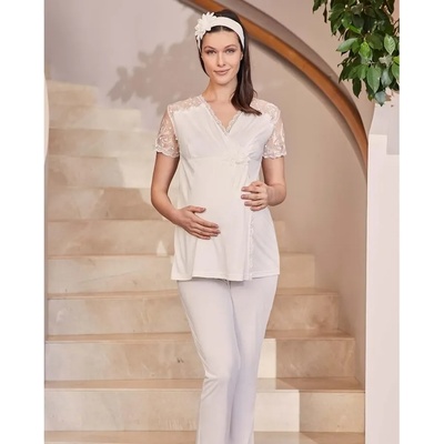 Пижама за бременни в бяло с дантела и цвете