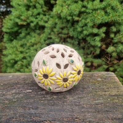Keramická koule na svíčku se slunečnicí – ruční výroba z Jeseníků | Nebe doma Průměr koule: 12 cm