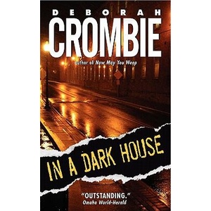 In a Dark House | Deborah Crombie (ISBN: 9780060525262)