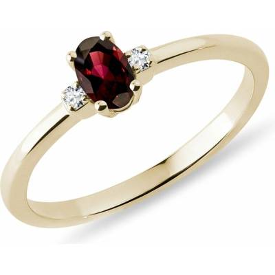 KLENOTA Zlatý prsten s granátem a postranními diamanty R0631853