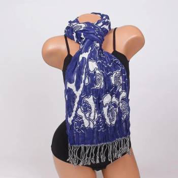 Image 1 of Дамски шал в тъмносиньо и бяло с рози