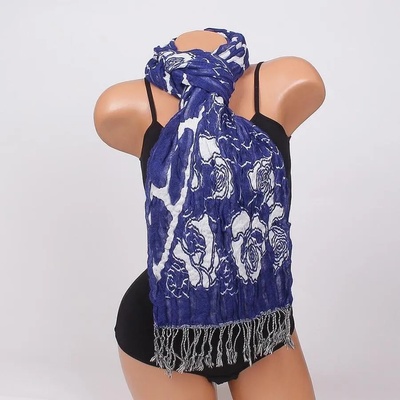 Дамски шал в тъмносиньо и бяло с рози